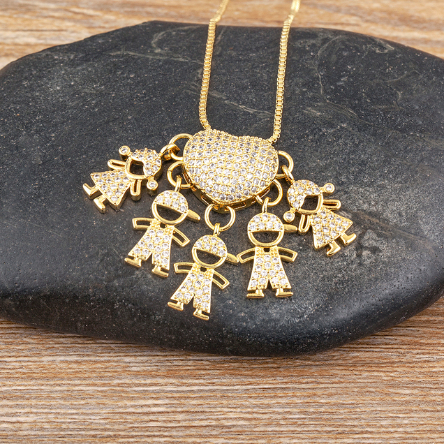 Naszyjnik z zawieszkami w kształcie dzieci