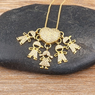 Naszyjnik z zawieszkami w kształcie dzieci