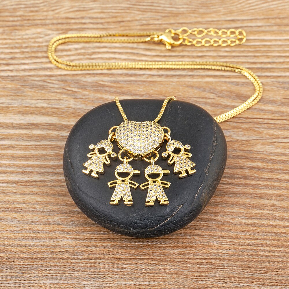 Naszyjnik z zawieszkami w kształcie dzieci